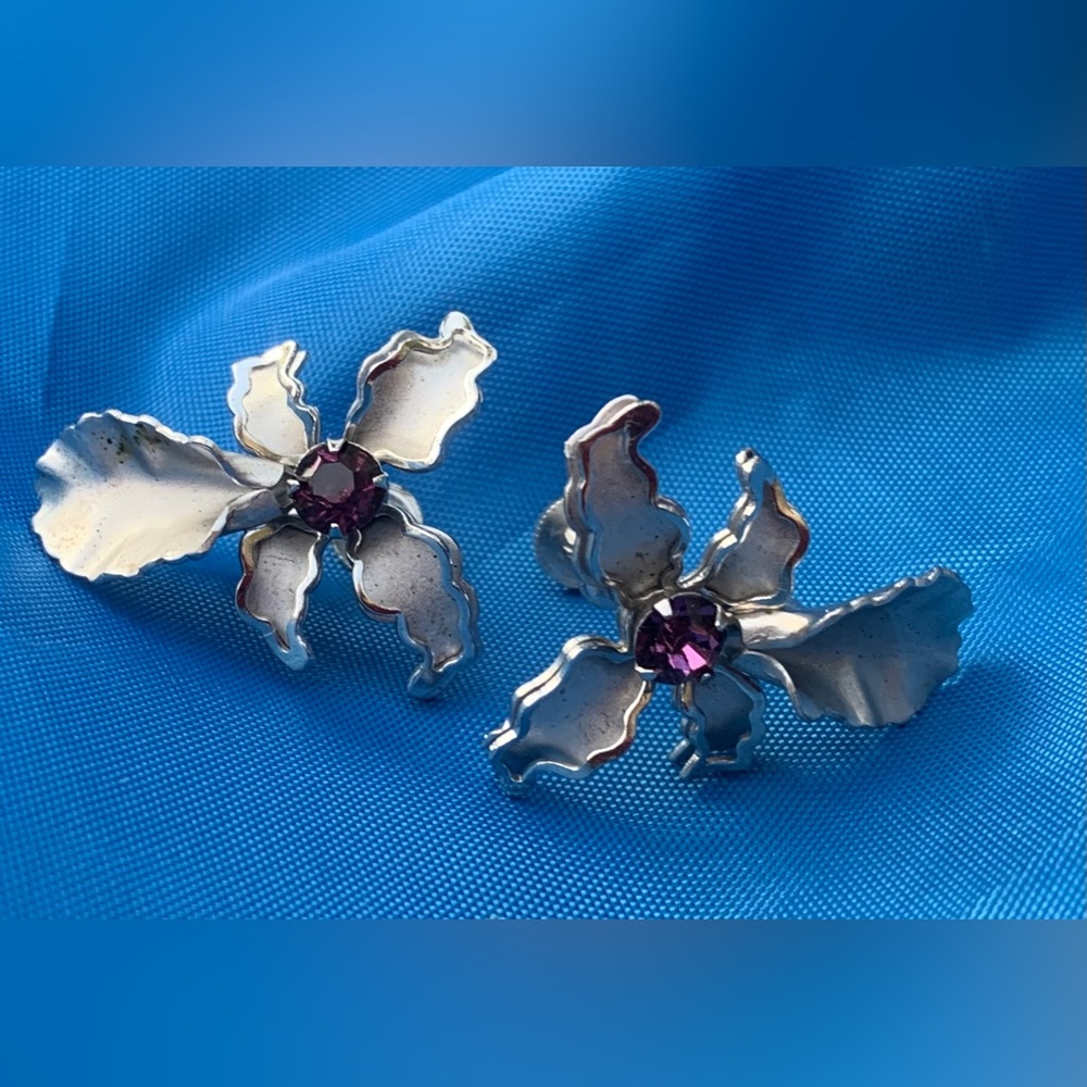 Vintage Bugbee Niles BN Silver Tone Purple Rhinestone Orchid Earrings Screw Back